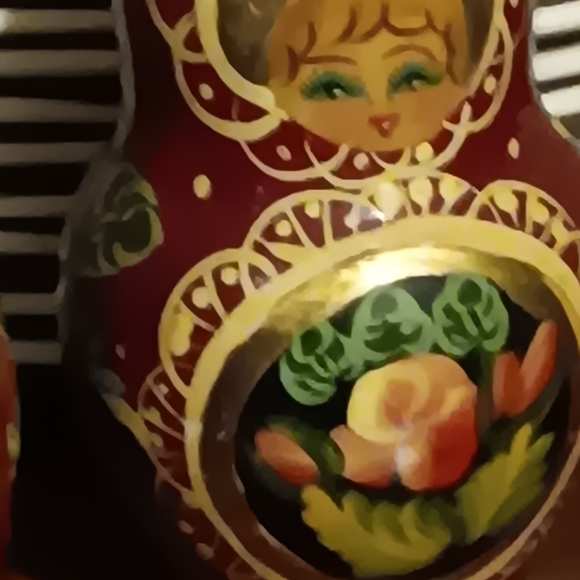 handpainted by Inuit Set Of  7 Matryoshkas detailed  burgundy front, blue back - Picture 7 of 11